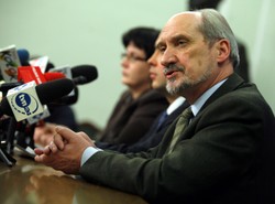 Macierewicz: Tusk skapitulował
