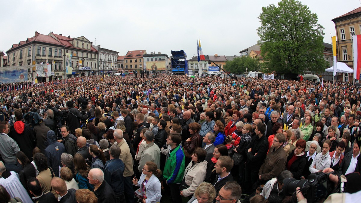 Mszę świętą dziękczynną za beatyfikację Jana Pawła II odprawił na rynku w Wadowicach ksiądz infułat Kazimierz Suder, przyjaciel Karola Wojtyły i były proboszcz miejscowej parafii Ofiarowania NMP. W mszy uczestniczył premier Donald Tusk z małżonką Małgorzatą.