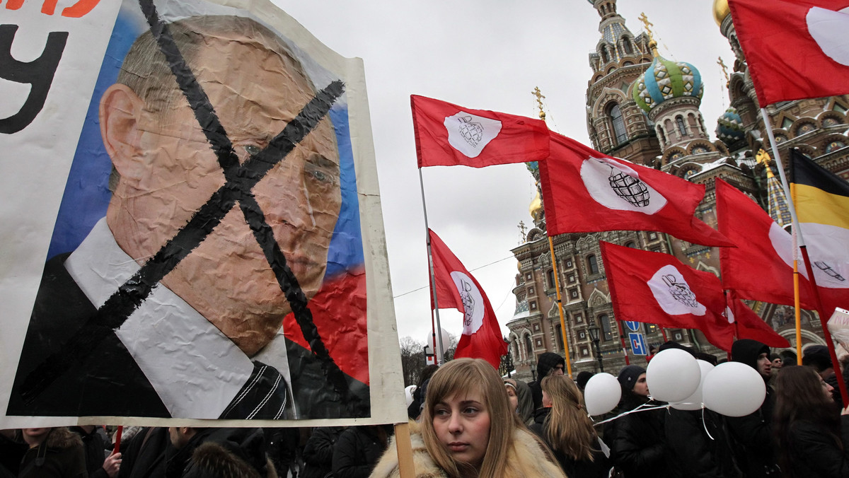 Około 5 tysięcy osób demonstrowało w sobotę na placu przed Soborem Zbawiciela na Krwi w Petersburgu, domagając się odejścia Władimira Putina i przeprowadzenia w Rosji uczciwych wyborów prezydenckich. Wiec poprzedził pochód oponentów Putina.