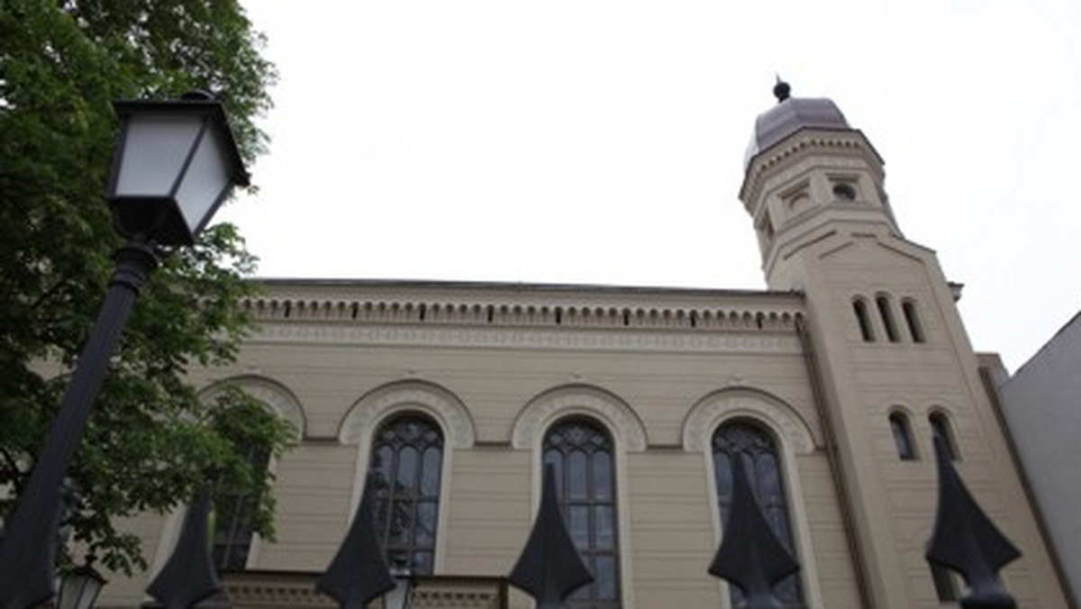 Turyści mogą ponownie zwiedzać zabytkową synagogę w Ostrowie Wlkp., w której zakończyły się prace konserwacyjne. Po półrocznym użytkowaniu konserwatorzy musieli zabezpieczyć przed wilgocią drewno i sufit balkonów.