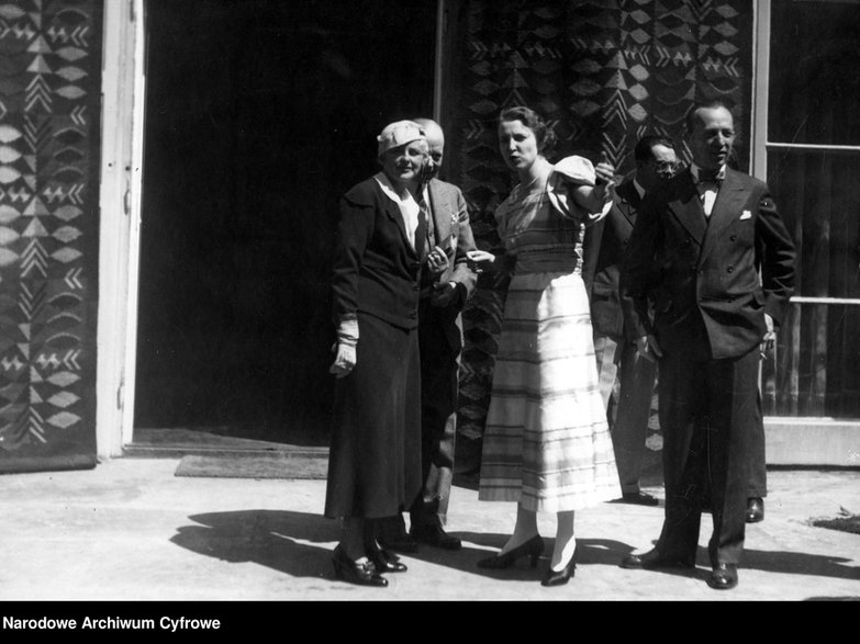 Jadwiga Beck(w sukni w pasy) w towarzystwie uczestników "Garden party" w 1933 r.