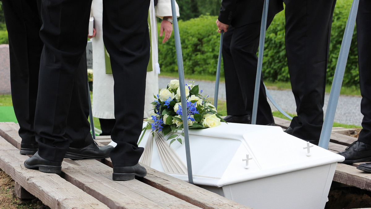 Rodzina zmarłego w wypadku motocyklowym 38-latka miała problem ze zorganizowaniem pogrzebu mężczyzny. Jak informuje portal bolec.info, dwóch księży odmówiło katolickiego pochówku. Oburzenia decyzją duchownych nie kryje matka nieżyjącego 38-latka.