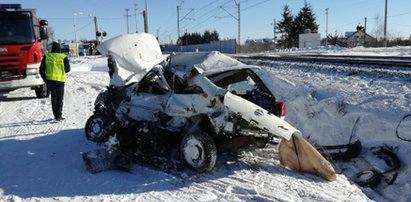 Śmierć na przejeździe. Auto wjechało pod pociąg