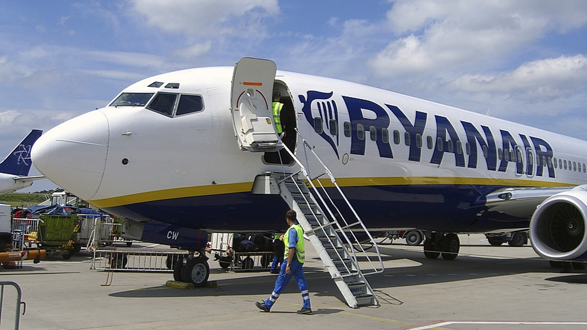 Latające niemal do wszystkich większych miast w Polsce tanie linie lotnicze Ryanair wkrótce przestaną być takie tanie. Ryanair zacznie od przyszłego roku pobierać wyższe opłaty za każdą sztukę bagażu w sezonie turystycznym - licząc w funtach: 25 zamiast 15 w każdą stronę.