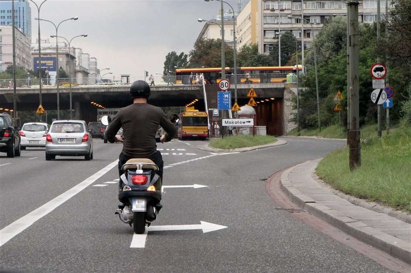 Szyc jeździ skuterkiem, bo autem nie może. FOTO!