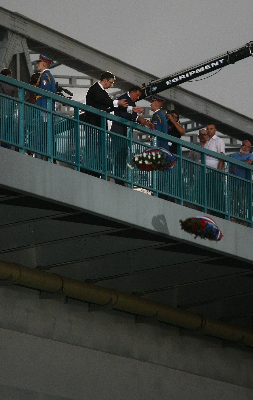 Venci u Savi: Na mostu kod Sremske Rače                             foto: D. Milenković