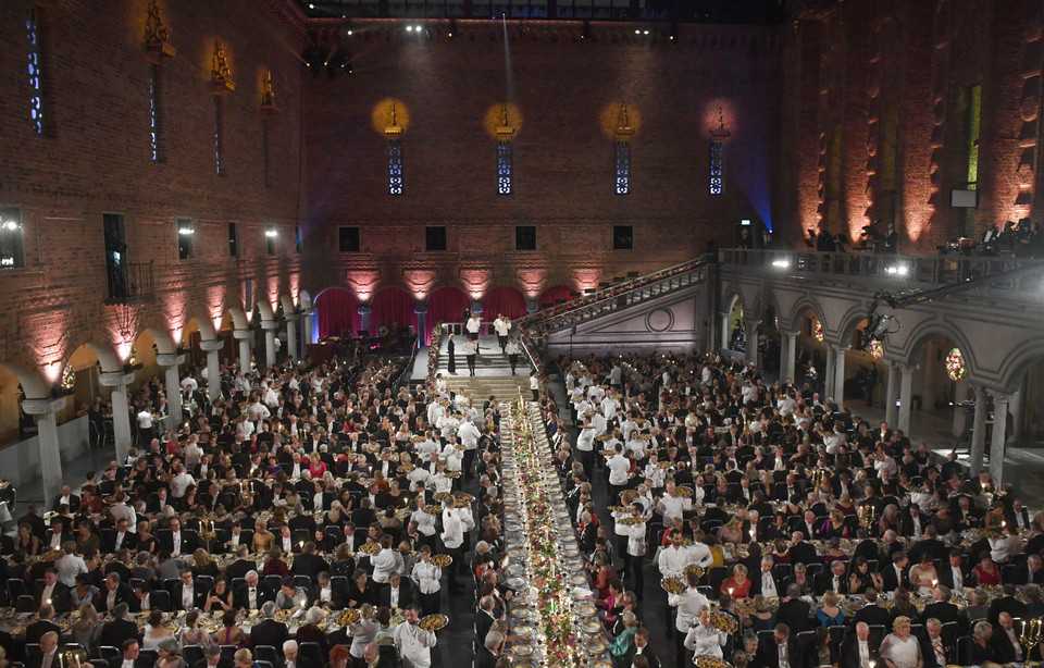 A tak był w zeszłym roku - laureaci nagrody Nobla na oficjalnej ceremonii w Sztokholmie