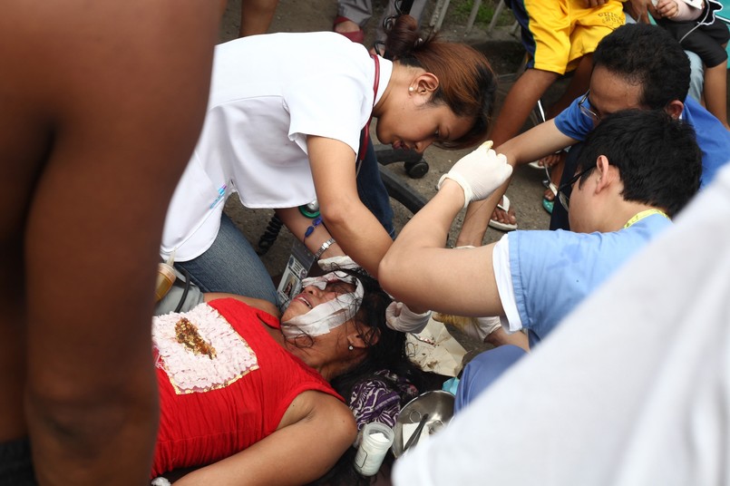 Trzęsienie ziemi filipińskiej na wyspie Cebu. Ratownicy pomagają rannym