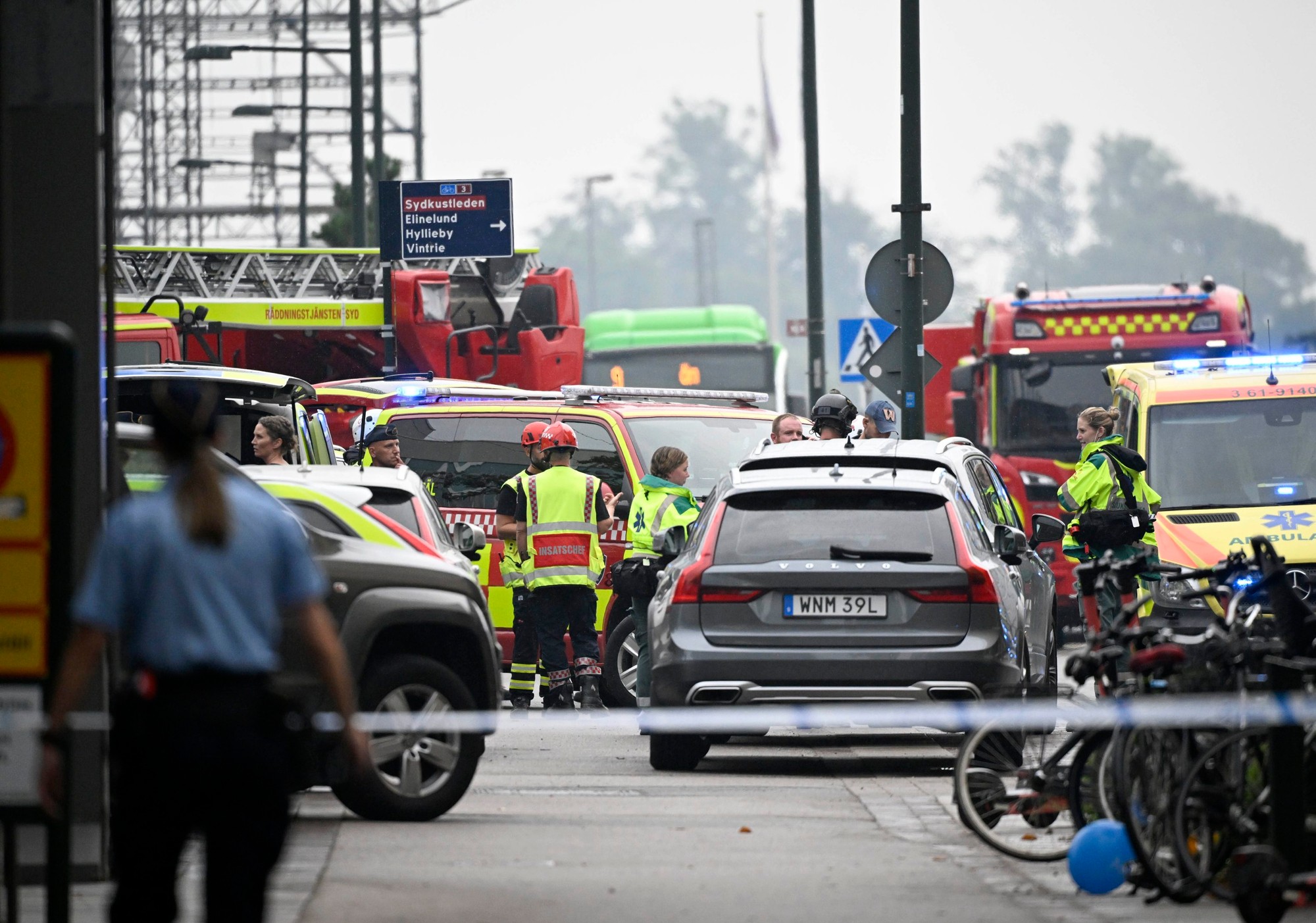 Polícia vypočúva na mieste svedkov a kontroluje materiál z bezpečnostných kamier.