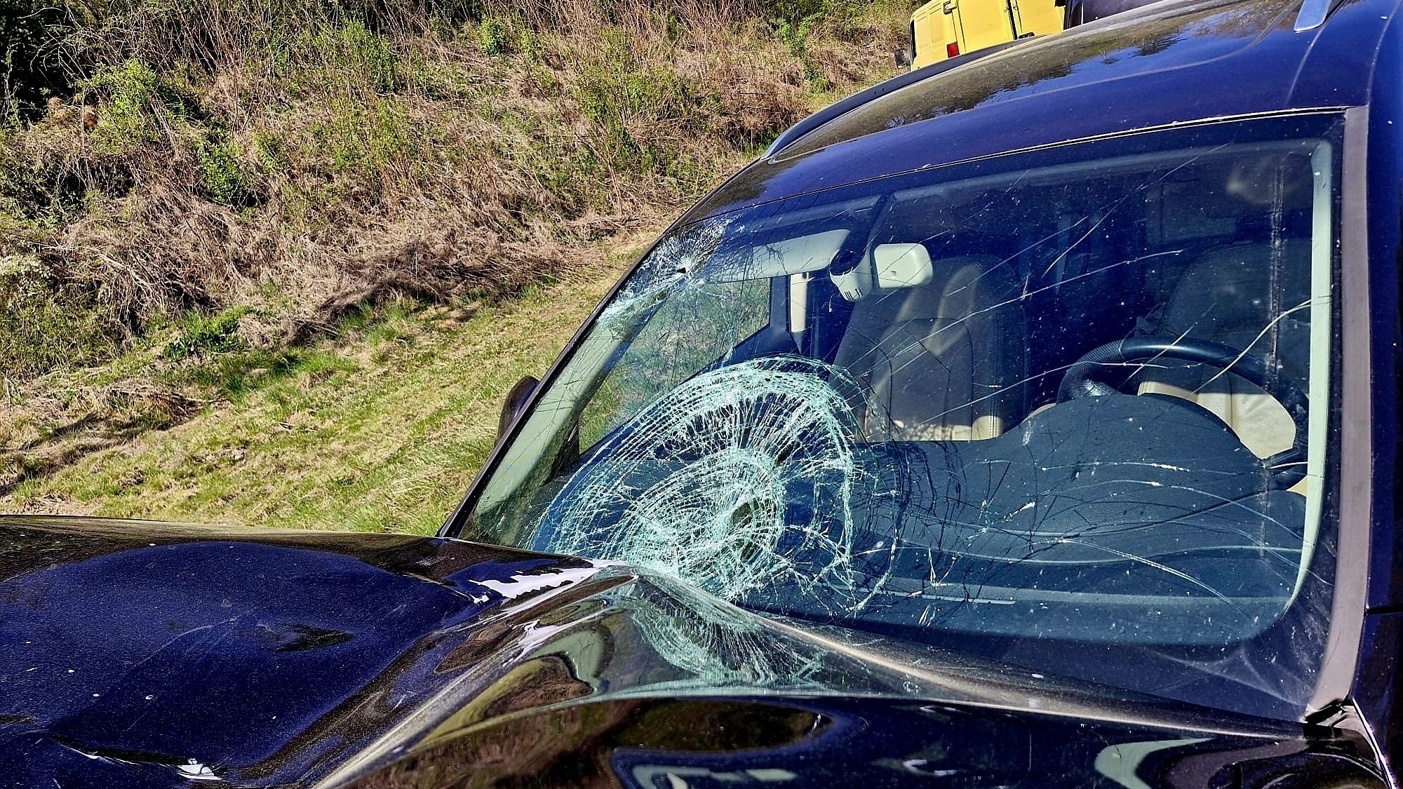 Následky zrážky osobného auta s cyklistom na ceste medzi Banskou Belou a Kozelníkom, 25. apríla 2026