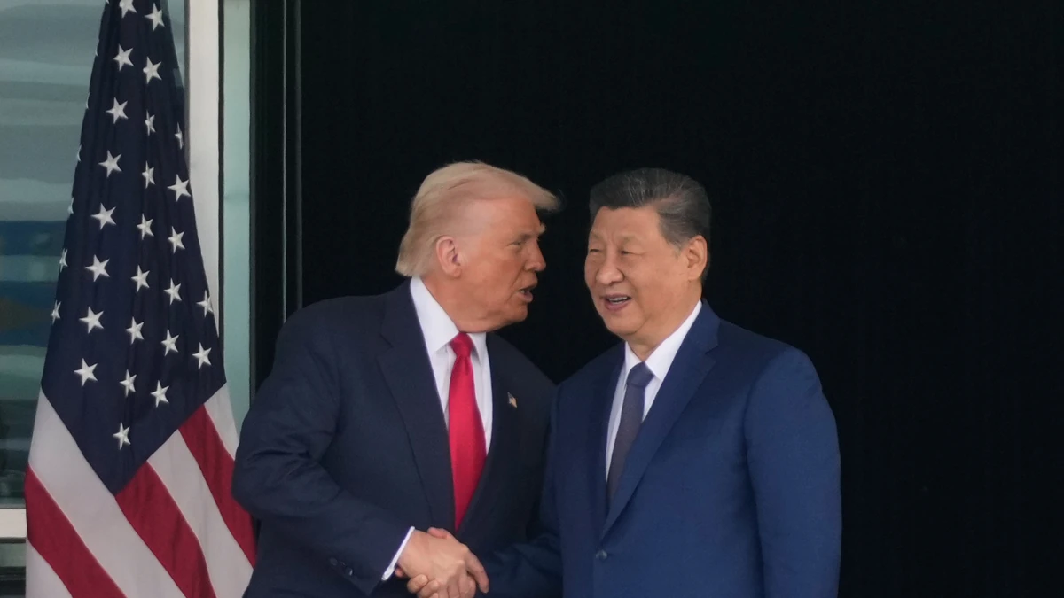 Donald Tramp i Si Đinping na aerodromu u Busanu, Južna Koreja