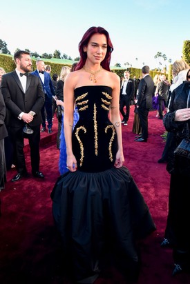 Dua Lipa egyszere vad és romantikus Schiaparelli ruhája egy igazi műalkotás - Golden Globe, 2024