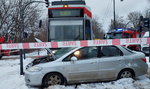 Groźny wypadek w Łodzi. Honda pod tramwajem. Są ranni