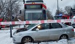 Groźny wypadek w Łodzi. Honda pod tramwajem. Są ranni