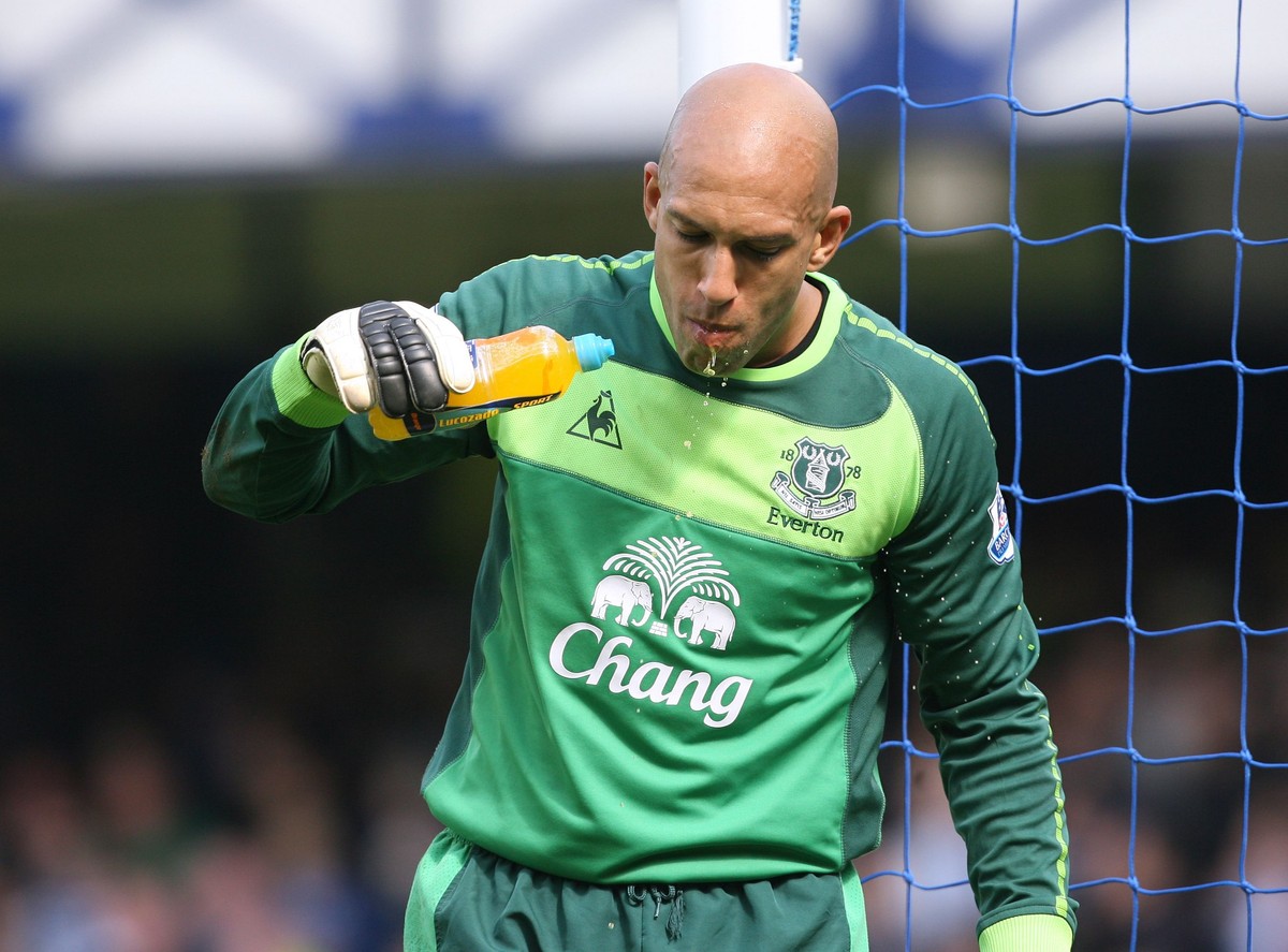 Zobacz, jak bramkarz Evertonu strzelił gola z własnego pola karnego