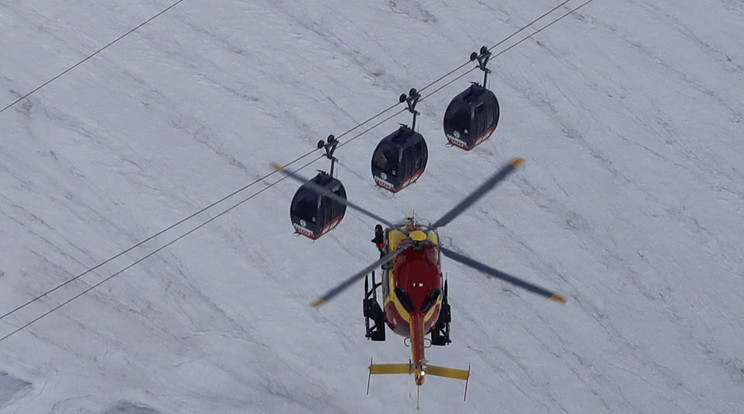 A felvonón rekedteket helikopterrel
mentették ki / Fotó:  MTI