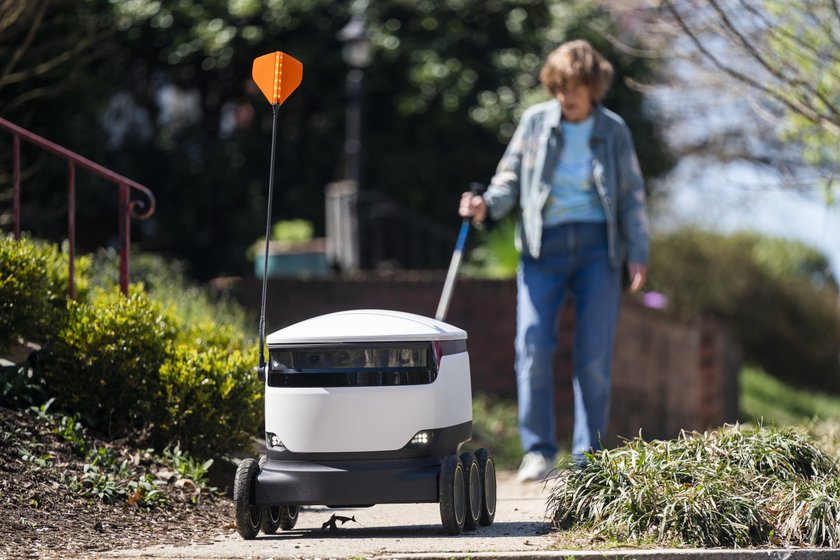 Roboty dostarczające jedzenie w czasie epidemii 