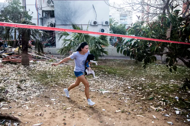 Dziewczyna z psem uciekająca na sygnał syreny, Ashdod, Israel