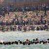 Migranti pokušavaju da pređu iz Maroka u špansku enklavu Seutu, Španija digla vojsku