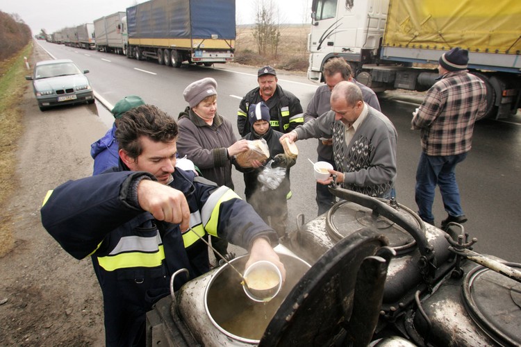 Z pomocą kierowcom pośpieszyła straż pożarna