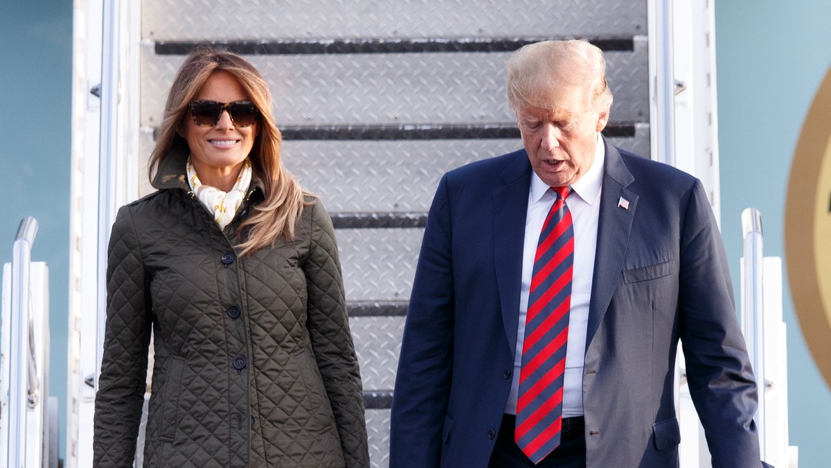 Dzisiaj w Edynburgu odbyły się protesty przeciwko wizycie Donalda Trumpa w Szkocji, w których wzięło udział ok. 10 tysięcy osób. Policja szuka paralotniarza, który przeleciał z transparentem nad polem golfowym prezydenta USA.