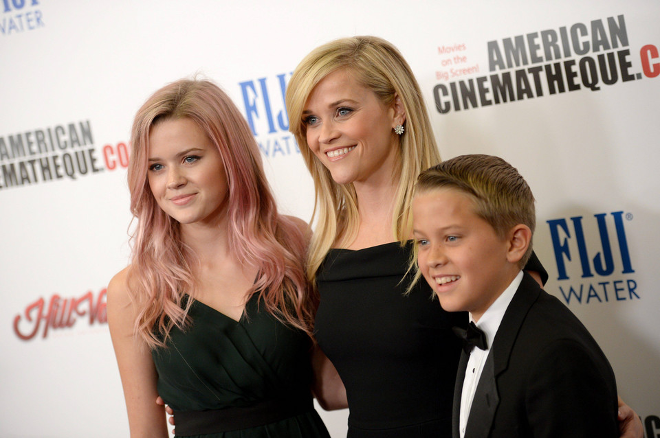 Reese Witherspoon z dziećmi na czerwonym dywanie