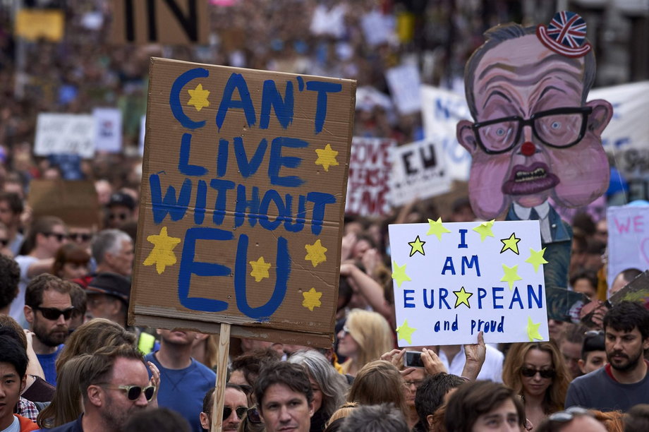 "Nie mogę żyć bez EU" głosi transparent