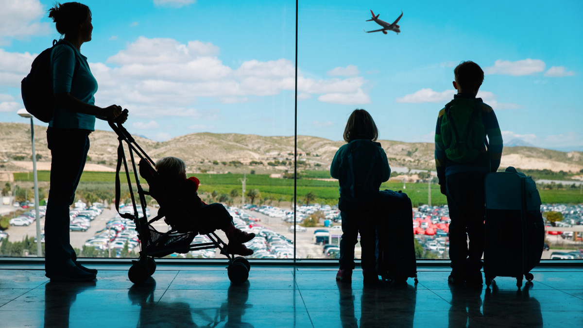 Odwołany lot, uszkodzony bagaż — kiedy można żądać rekompensaty? Oto twoje prawa na wakacjach