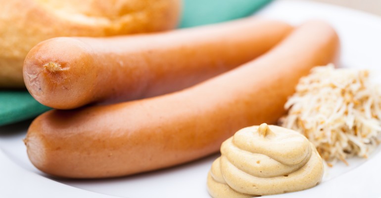 Parówki – jak wybrać najlepsze? Z czego są produkowane parówki?