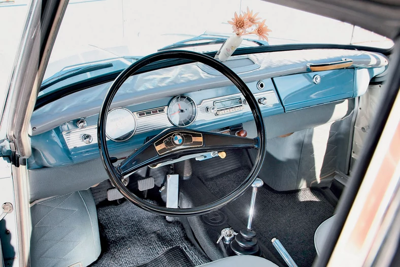 Płasko położoną kierownicę BMW odziedziczyło po Borgwardzie, który stosował taką od Arabelli po Lloyda od 1959 r. Włącznik migaczy jest po prawej stronie kolumny kierowniczej. 