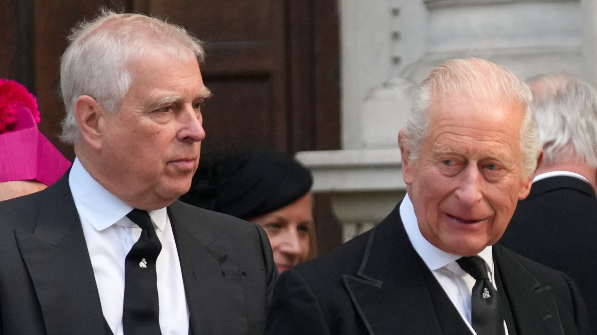 Bývalý britský princ Andrew s kráľom Karolom III.