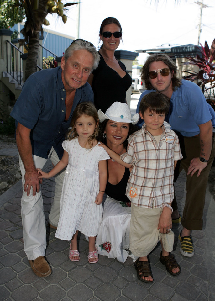Michael Douglas, Catherine Zeta-Jones z dziećmi, Cameron Douglas i jego dziewczyna - Kelly Sott / Fot. Getty Images