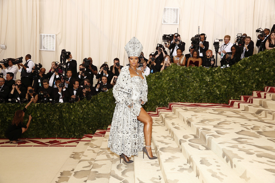 MET Gala 2018: Rihanna w papieskim nakryciu głowy?