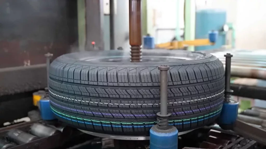 Farebné pásiky na behúni slúžia na identifikáciu pneumatiky v sklade. Po niekoľkých kilometroch jazdy sa úplne zotrú.