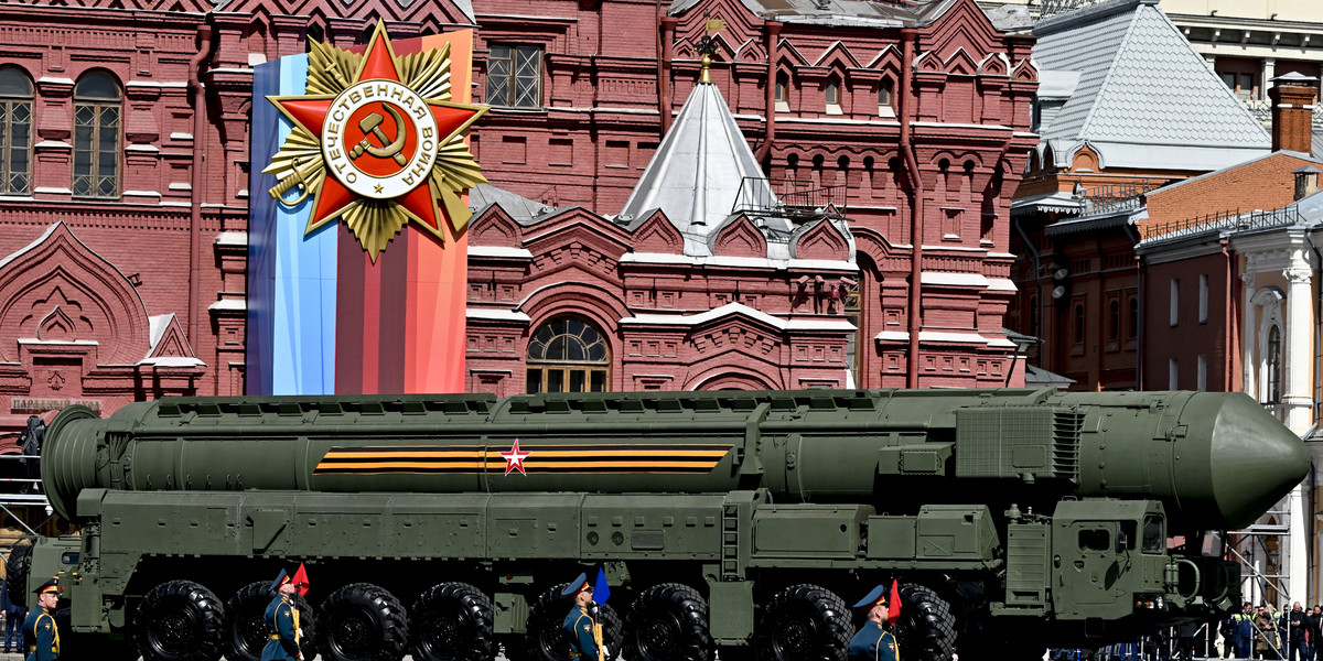 Rosyjski pocisk nuklearny na Placu Czerwonym w Moskwie podczas parady wojskowej z okazji 75. rocznicy klęski nazistów, 24 czerwca 2020 r. w Moskwie, Rosja.