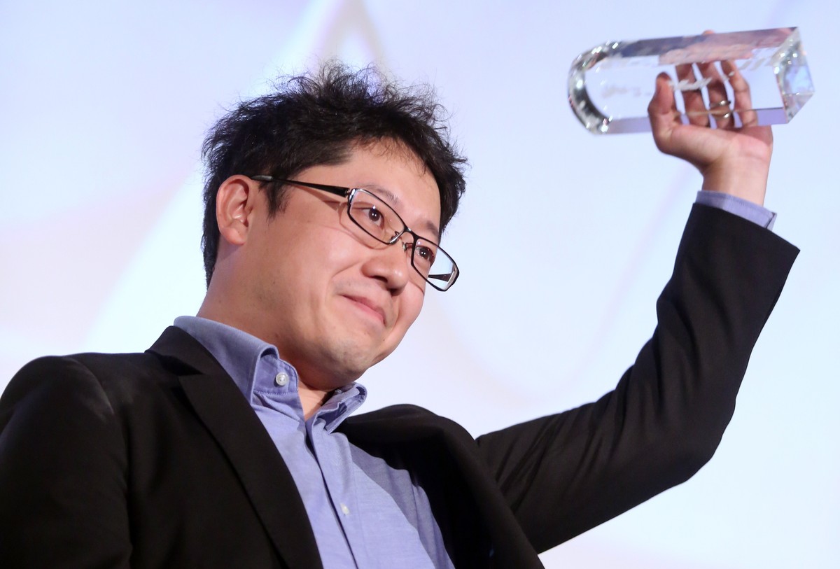 Xin Yukun z Chin z główną nagrodą Warsaw Grand Prix w Konkursie Międzynarodowym za film "The Coffin in the Mountain / Binguan". Fot. Leszek Szymański PAP
