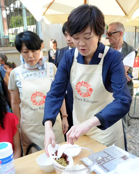 Akie Abe przygotowująca tradycyjne ryżowe przekąski - onigiri - podczas Nocy Japońskiej na targach kulinarnych w Mediolanie, 2015 r. / Getty Images