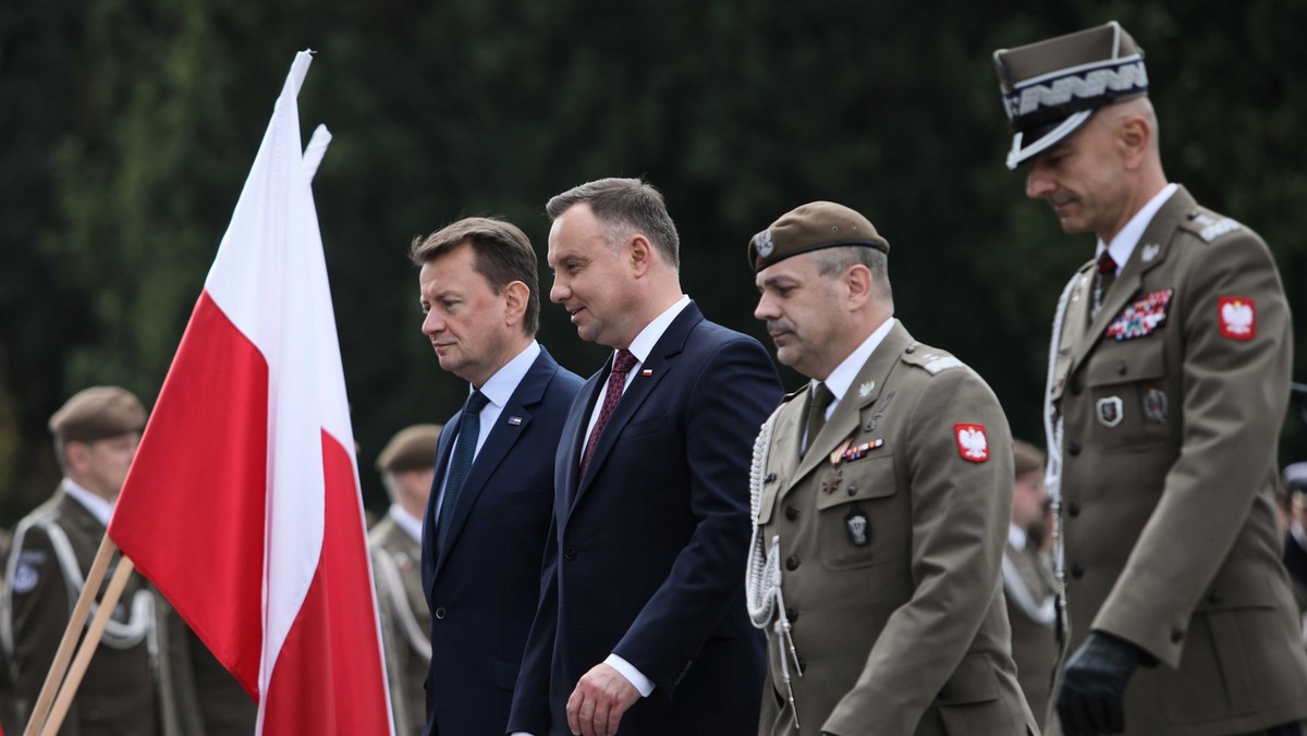 <strong>Sprawdziliście się; zasłużyliście na swój sztandar - powiedział w piątek podczas centralnych obchodów święta Wojsk Obrony Terytorialnej prezydent Andrzej Duda. Prezydent wręczył sztandary trzem pierwszym brygadom OT.</strong>