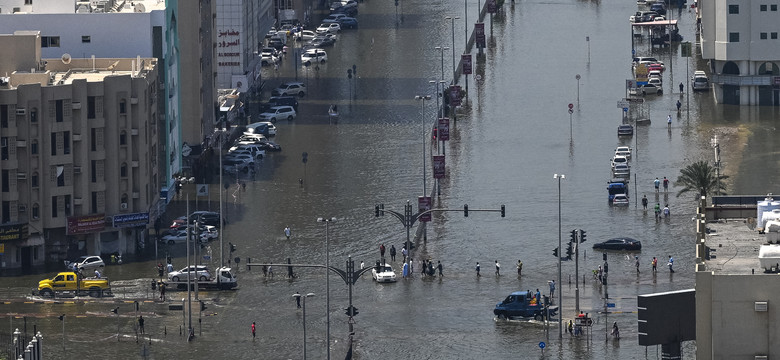 Powodzie w Zjednoczonych Emiratach Arabskich: Ulice zalane cuchnącymi ściekami