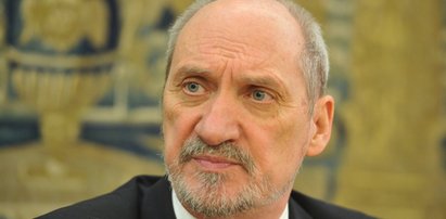 Macierewicz podważa godzinę katastrofy