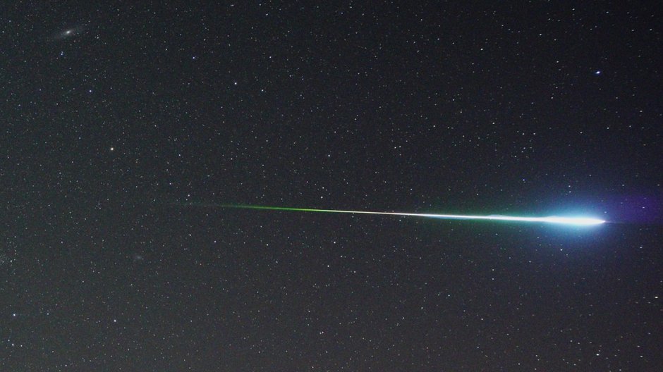 Bolid czyli jasny meteor z roju Perseidów sfotografowany podczas wysokiego maksimum w roku 2016. 