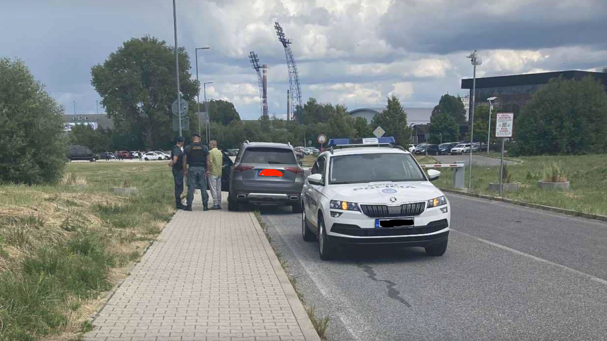 Hliadka Mestskej polície Poprad pri Štefanovi Harabinovi na ulici smerom k akvaparku