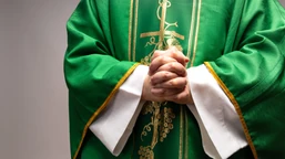 ksiądz z gm. tarczyn miał zabić bezdomnego siekierą i podpalić ciało.
