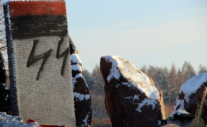 Zniszczony pomnik w Hucie Pieniackiej