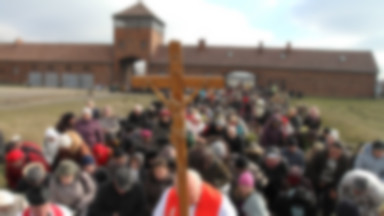 Modlitwa o trzeźwość w byłym obozie Auschwitz