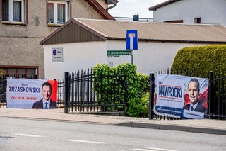 Więcej wzmianek o Trzaskowskim niż Nawrockim. Obaj kandydaci biją rekordy obecności w mediach
