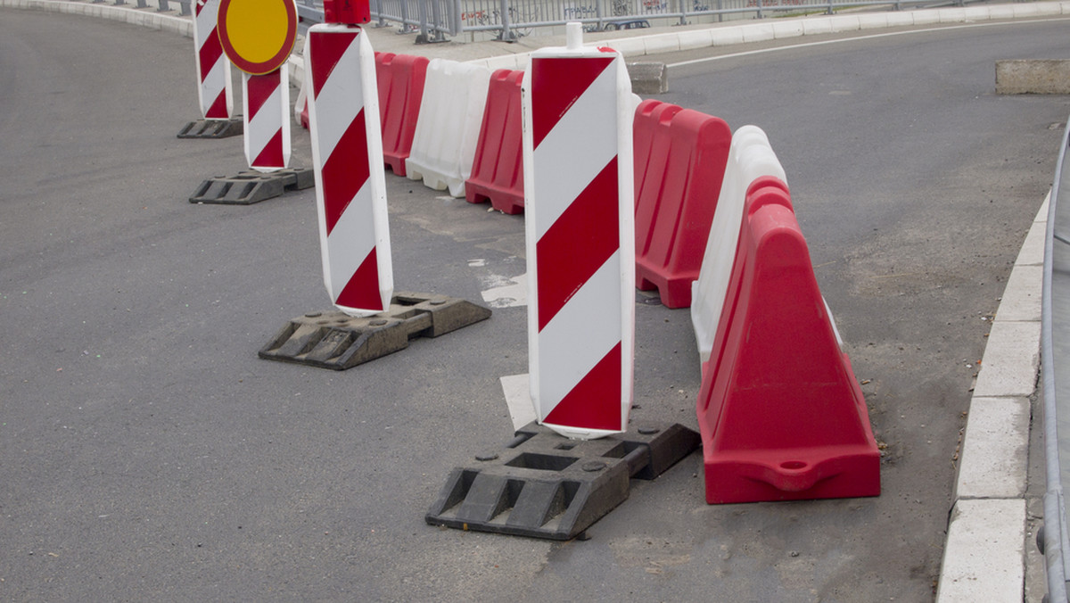 Ulica Sowińskiego w Lublinie w dalszym ciągu jest zamknięta. Wczoraj wieczorem podczas prac ziemnych pracownicy Pogotowia Wodno-Kanalizacyjnego znaleźli niewypał. Ulica została zamknięta. Ruch puszczono objazdami.