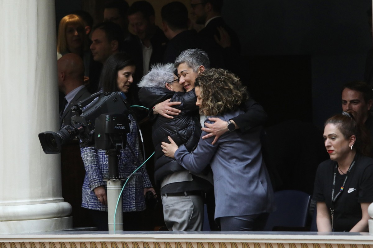 Ludzie świętują po debacie nad ustawą o równości małżeńskiej w Grecji