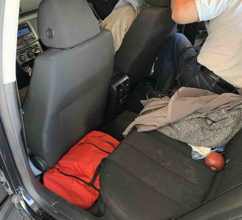 Papagaji zarobljeni u torbi kod zadnjeg sedista Carina