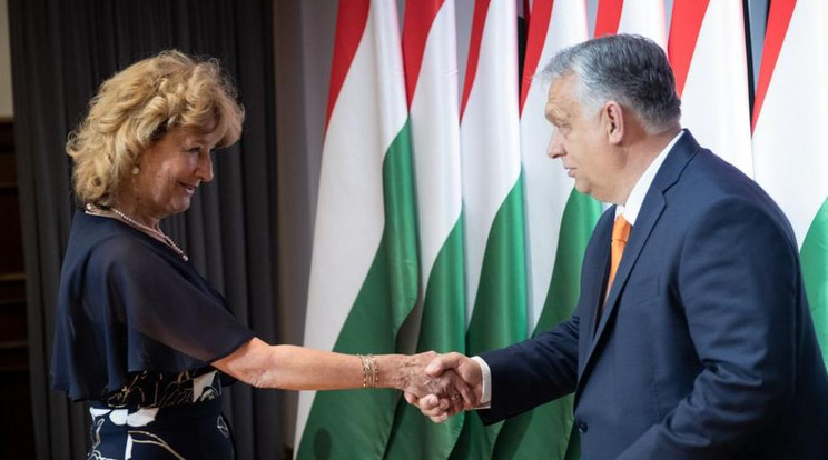 Dr. Sifter Rózsa átveszi megbízólevelét Orbán Viktor miniszterelnöktől / Fotó: Zala Megyei Kormányhivatal